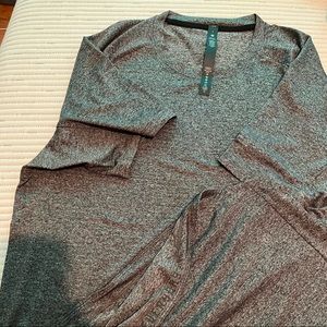 Lululemon Drysense Training Short Sleeve - Black/Rhino
Gray - Large